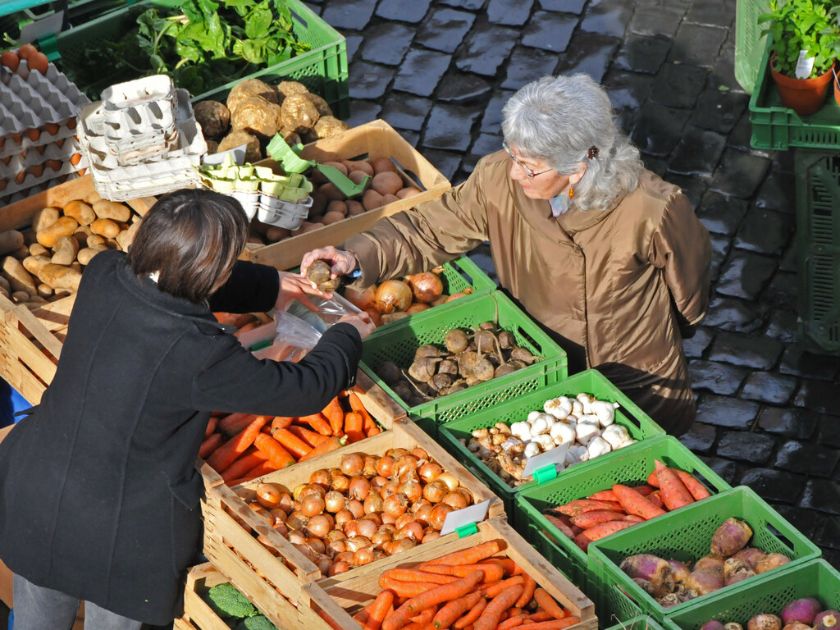 Gemüsestand auf dem Marktplatz – {source?html}