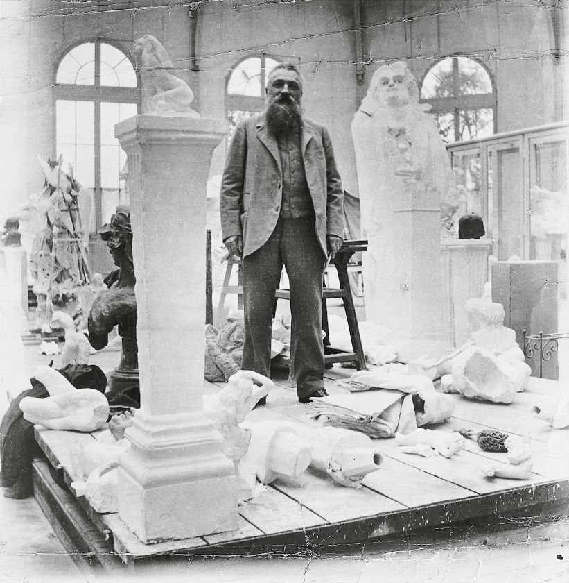 Auguste Rodin inmitten seiner Skulpturen im Pavillon de l’Alma, Meudon, um 1902  – {source?html}