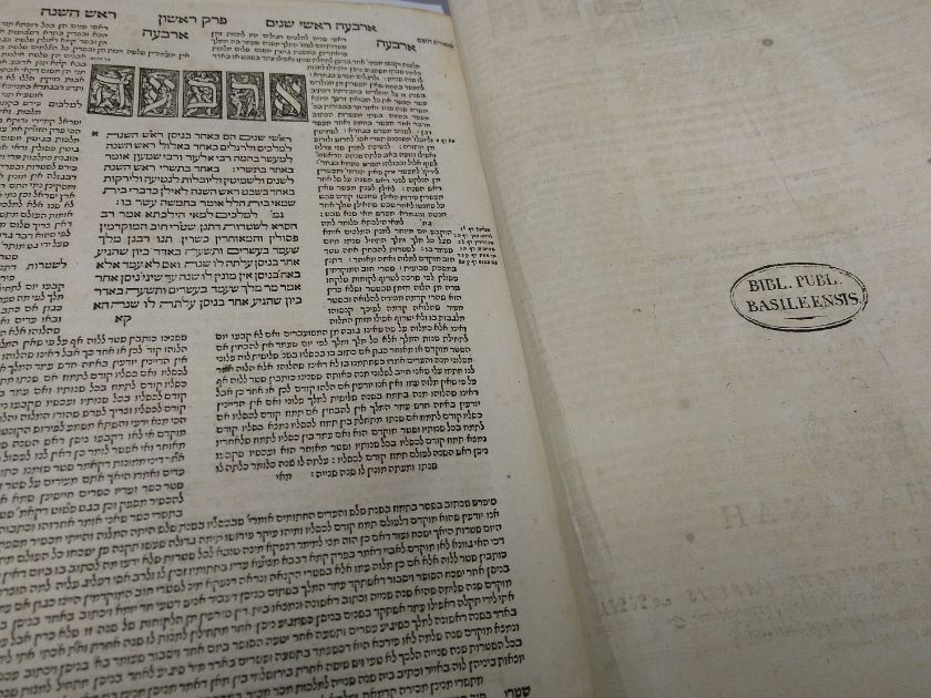 Der Basler Talmud mit dem Besitzerstempel der Universitätsbibliothek Basel – {source?html}