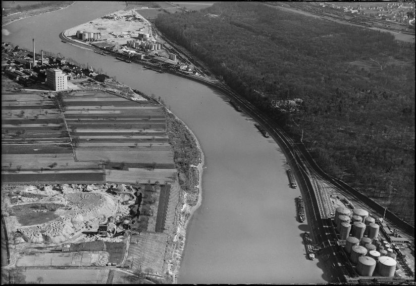 Luftaufnahme der Kesslergrube (unten links) und des Rheinhafens Birsfelden (1954) – {source?html}
