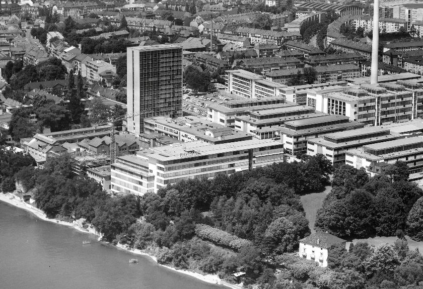 Roche-Laborgebäude 27 (Bildmitte) und das Hochhaus Bau 52 im Jahr 1964 – {source?html}