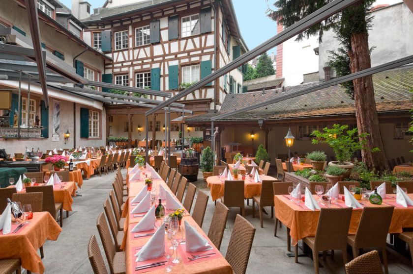 Restaurant Löwenzorn, Innenhof – {source?html}