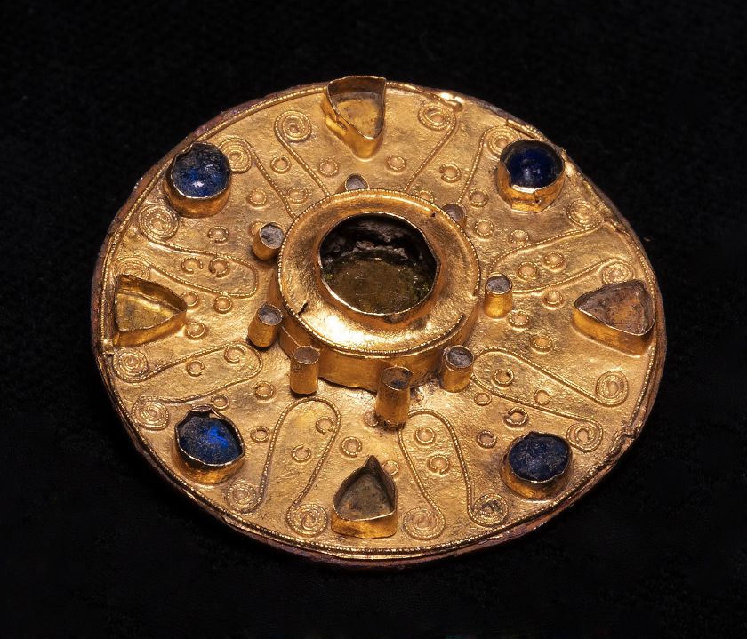 Kunstvoll gearbeitete goldene Gewandschliesse aus dem 7. Jahrhundert – {source?html}