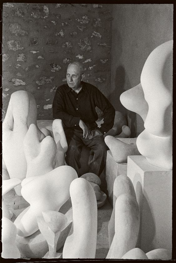 Hans Arp in seinem Atelier inmitten seiner Skulpturen, Clamart, 1954  – {source?html}