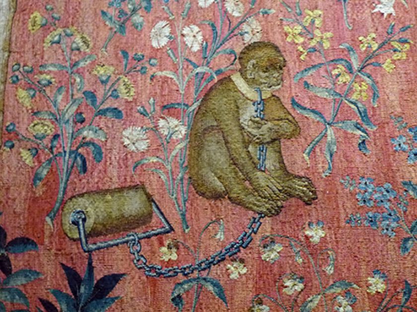 Abbildung eines angeketteten Berberaffen, Detail eines mittelalterlichen Wandteppichs aus dem 15. Jahrhundert, ‹La Dame à la Licorne› – {source?html}