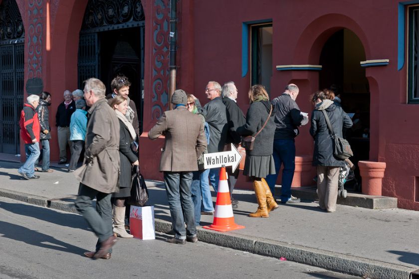 Wahlschlange vor dem Rathaus (Foto: Kathrin Schulthess)