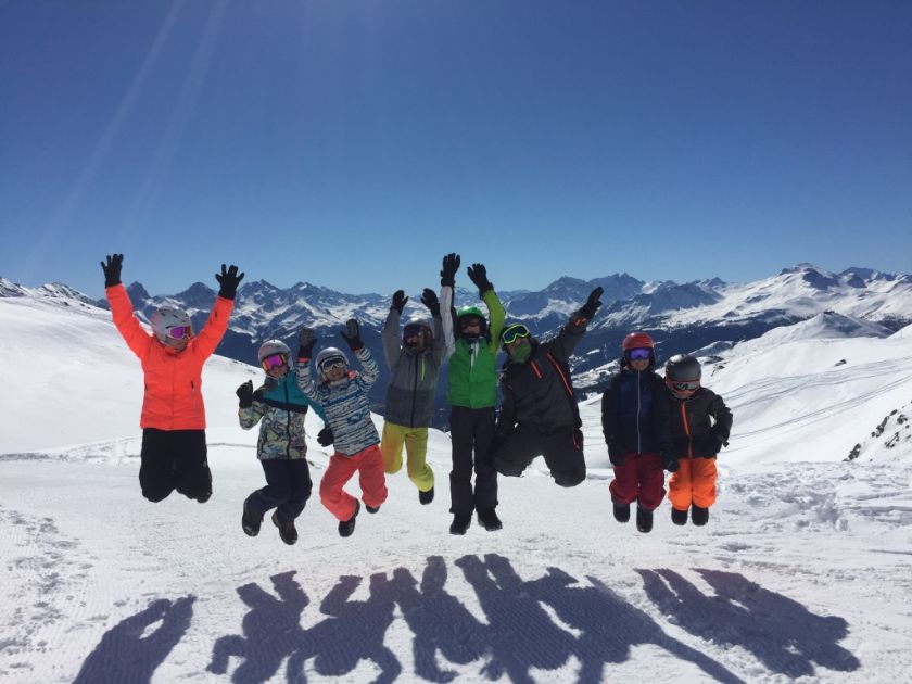 Schulkinder im Skilager – {source?html}