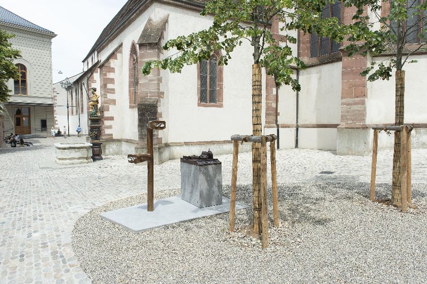 Bronzemodell des Barfüsserklosters und ein «Archaeoskop» hinter dem Stadtcasino – {source?html}